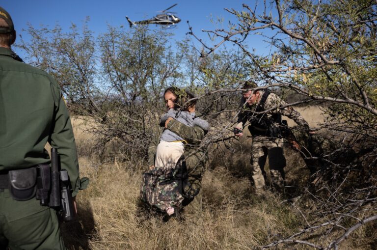 Denuncian abusos contra inmigrantes dejados al sol en el desierto por CBP en Arizona