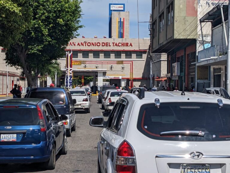 Larga fila de vehículos en la avenida Venezuela de San Antonio