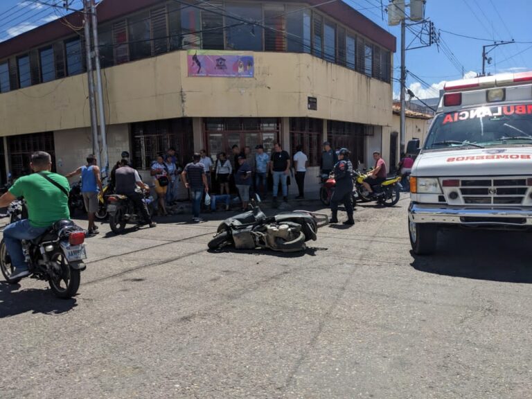 Un lesionado en colisión entre dos motos en San Antonio del Táchira