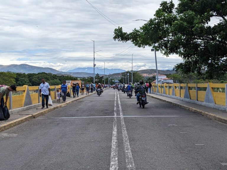 Domingo de gran movimiento por el puente Simón Bolívar
