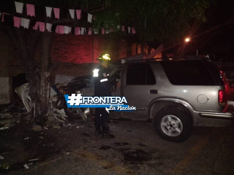 Rescatan a mujer atrapada en vehículo tras impactar contra un árbol en Ureña