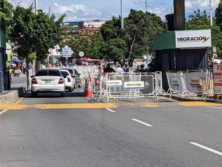 Piden retiro de vallas que obstaculizan el paso de vehículos a la altura de la DIAN