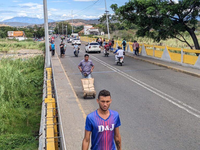 Viernes de gran movimiento en el puente Simón Bolívar