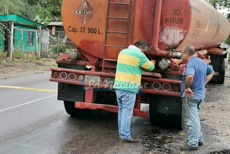 Alertan a conductores que se movilizan por la panamericana La Fría – Colón por derrame de combustible en la vía 