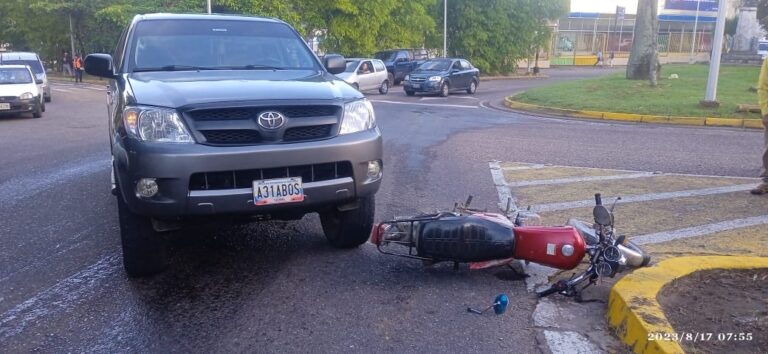 Un lesionado tras colisión entre carro y moto en la Redoma del Educador
