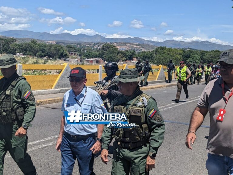 Visita del cónsul Arias y del jefe de la Zodi Táchira al puente Simón Bolívar