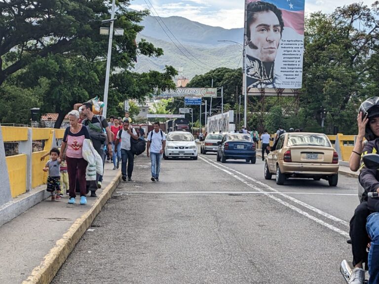 Aceras del puente Simón Bolívar quedan pequeñas ante la cantidad de transeúntes