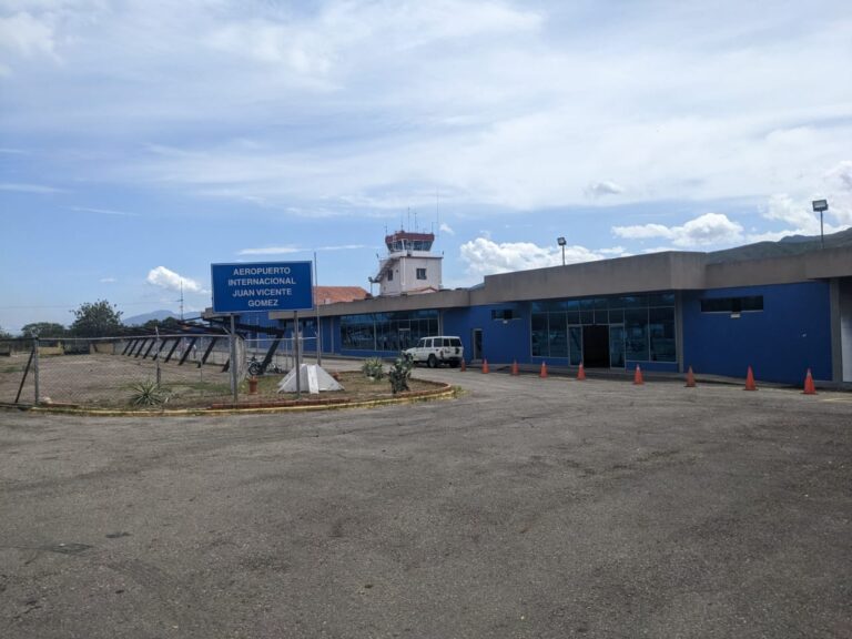 Ministros de Salud y Obras Públicas y el gobernador Bernal arribarán al aeropuerto de San Antonio en vuelo de prueba