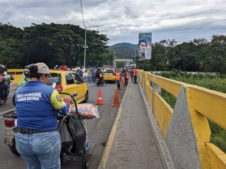 Trabajos de limpieza en el puente Simón Bolívar
