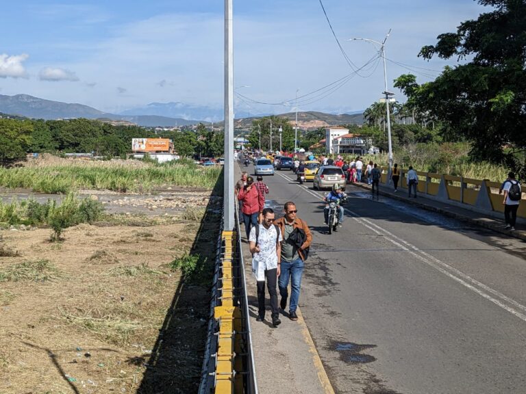 Jueves de sol abrasador en frontera