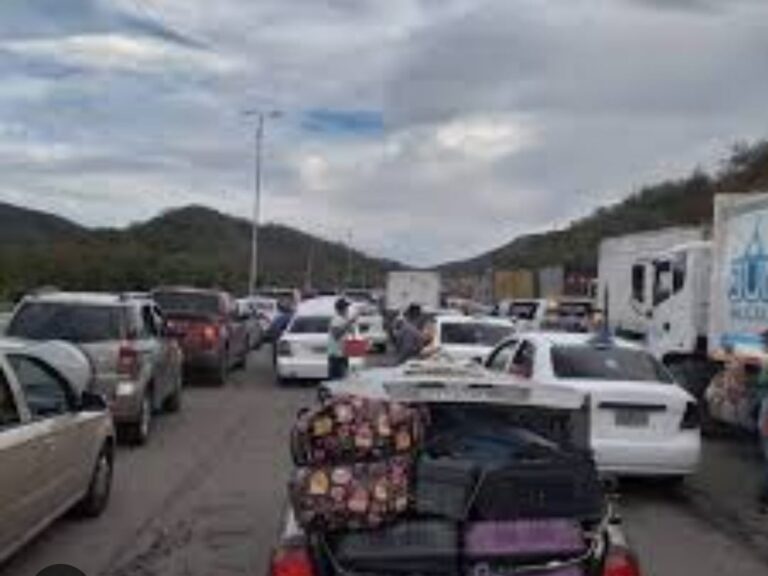 La sofocante espera dentro de un interurbano para cruzar Peracal