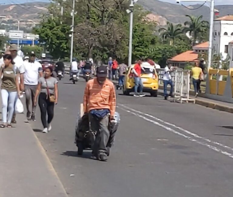 De mil “carretilleros” ahora solo circula por el puente una docena