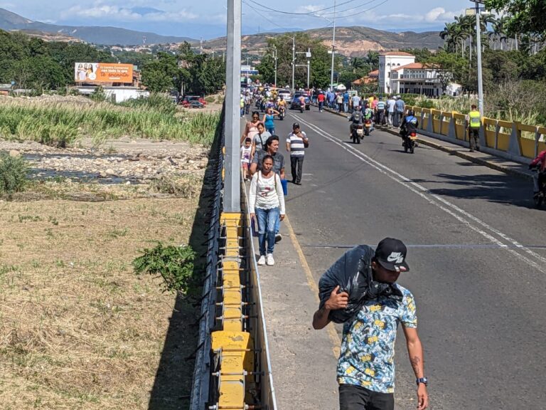 Nutrido y sin contratiempos el tránsito por el puente Simón Bolívar