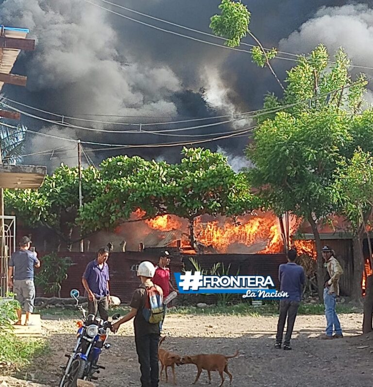 Voraz incendio consumió dos viviendas improvisadas en Ureña