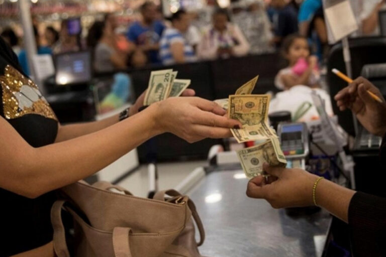 Canasta Alimentaria Familiar bajó en dólares en julio, pero se mantiene arriba de $500