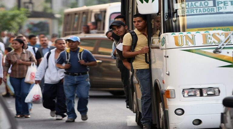 Transportistas exigen un ajuste del pasaje ya