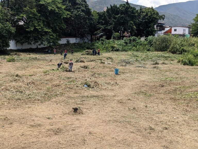 Siguen los trabajos de limpieza en el puente Simón Bolívar y sus alrededores