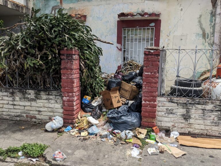 Convierten fachada de casa abandonada en San Antonio en botadero de basura