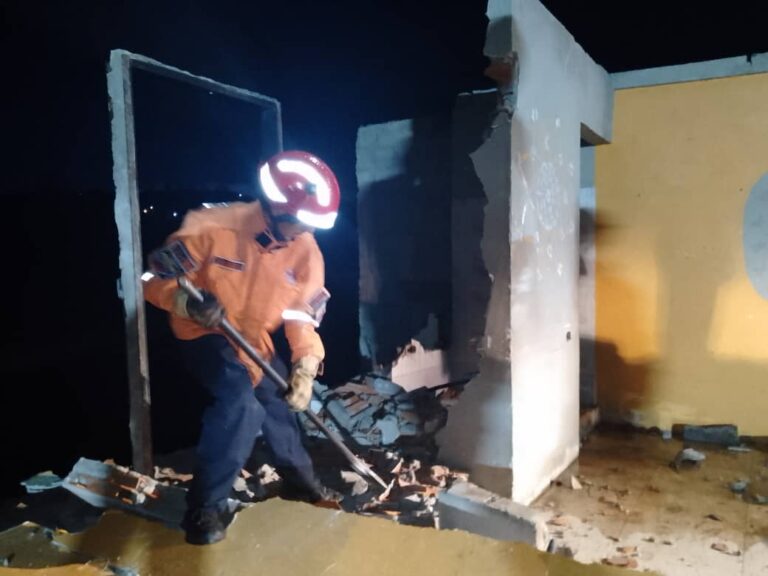 Demolieron viviendas colapsadas en Brisas del Paraíso