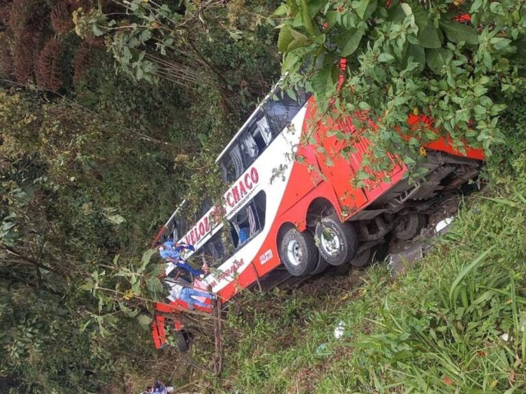 Al menos 20 fallecidos y 38 heridos en un accidente de tránsito en Bolivia