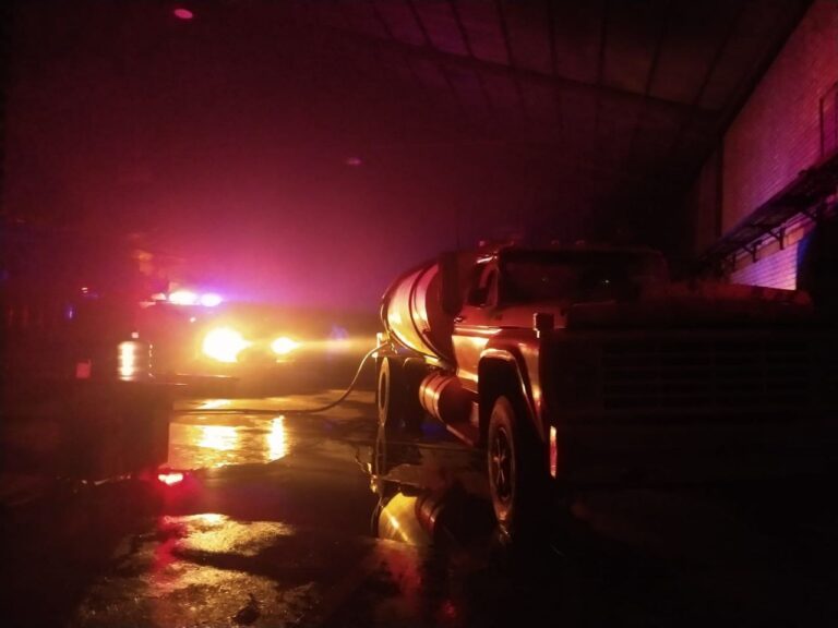Incendio en fábrica de zapatos de Ureña consumió área de depósito