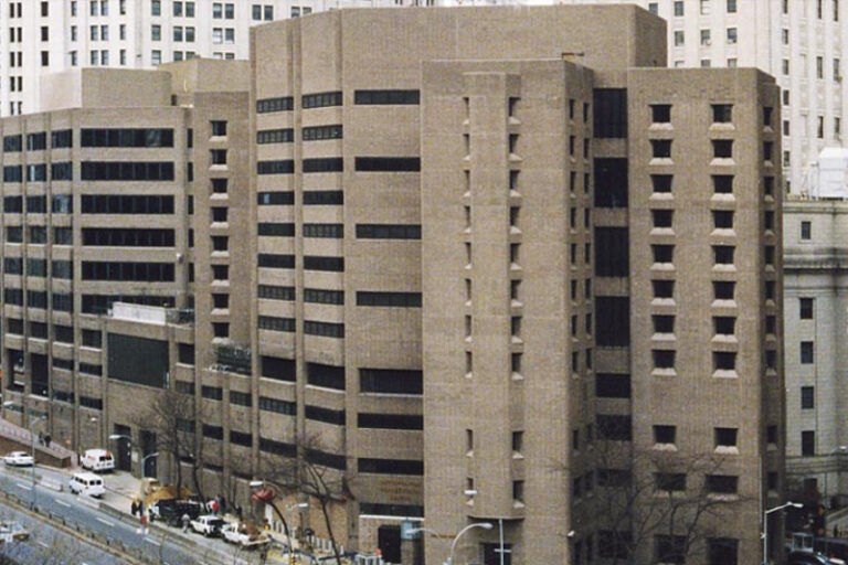 Planean usar prisión clausurada en Nueva York como albergue de migrantes