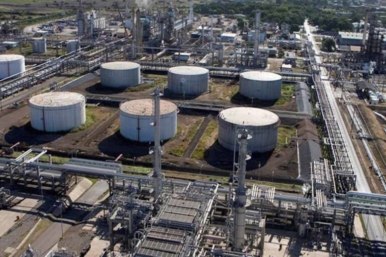 Venezuela lejos de producir la gasolina que requiere su parque automotor