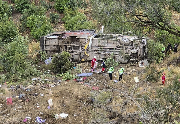 Aumentan a 25 los muertos por caída de autobús por un barranco en Perú