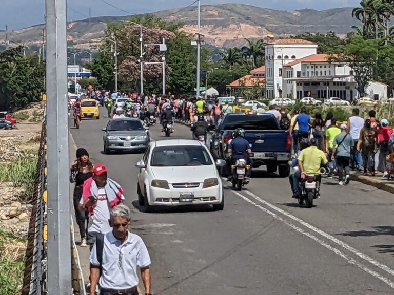 En aumento la circulación de transeúntes por el puente Simón Bolívar