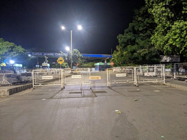 Así luce el puente Simón Bolívar después de las 9:00  de la noche