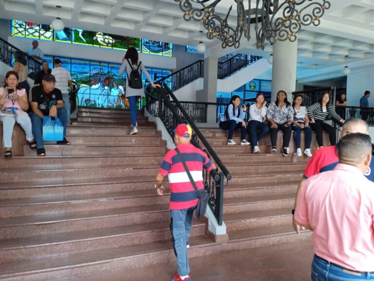 Barineses reclaman los prolongados cortes de electricidad bajo un inclemente clima