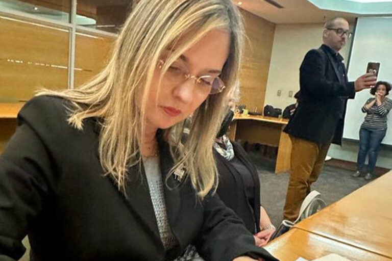 Gloria Pinho exhortó a candidatos inhabilitados que se aparten de la primaria