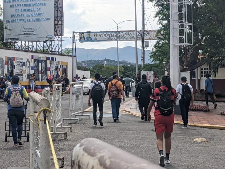 Grupos de 60 a 100 personas arriban a la frontera para emprender la ruta hacia el Darién