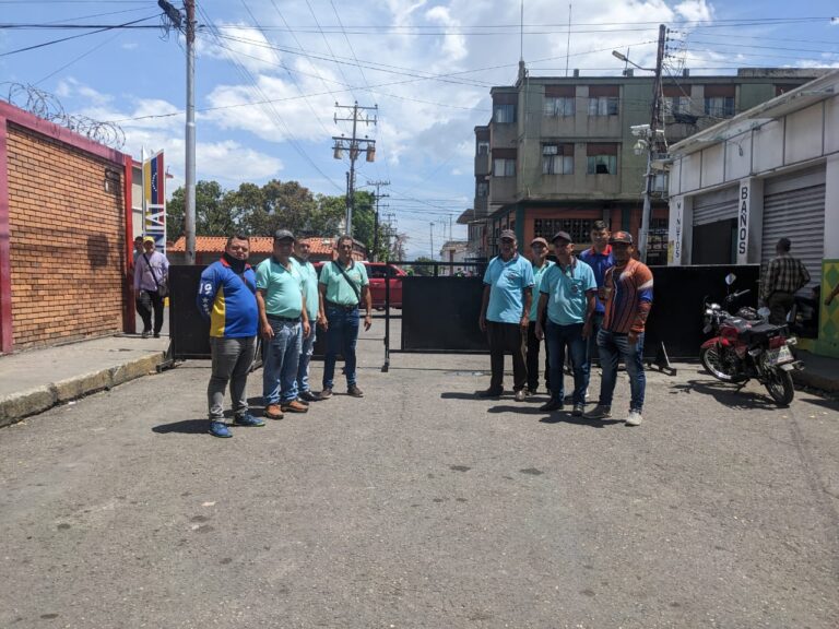 Taxistas, mototaxistas y comerciantes insisten en el retiro de las vallas de la calle 3 de San Antonio