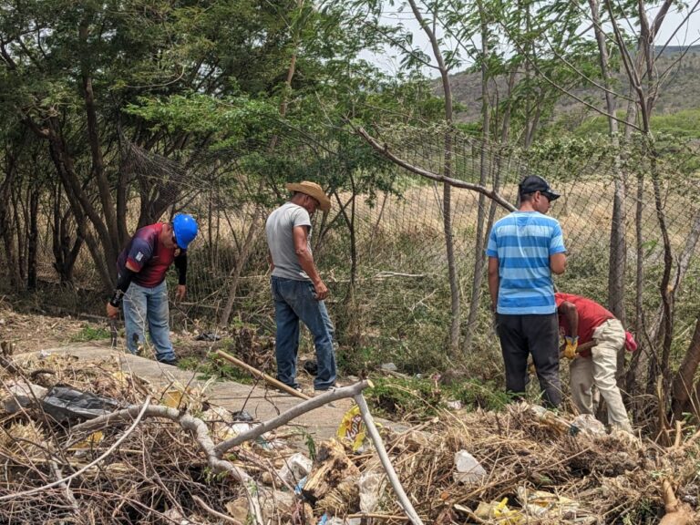 Persisten los trabajos de limpieza y adecuación en los alrededores del aeropuerto de San Antonio