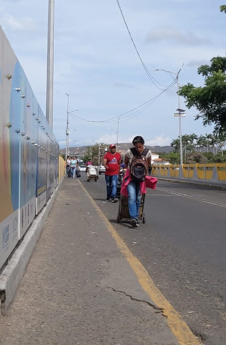 Así luce este viernes el puente Simón Bolívar