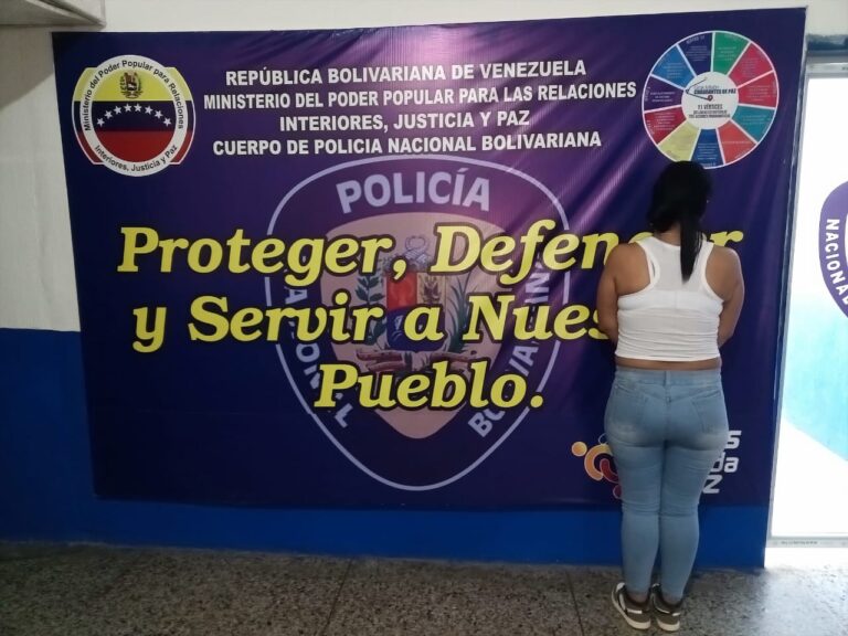 Detienen a mujer que estaba siendo solicitada por presunto saqueo
