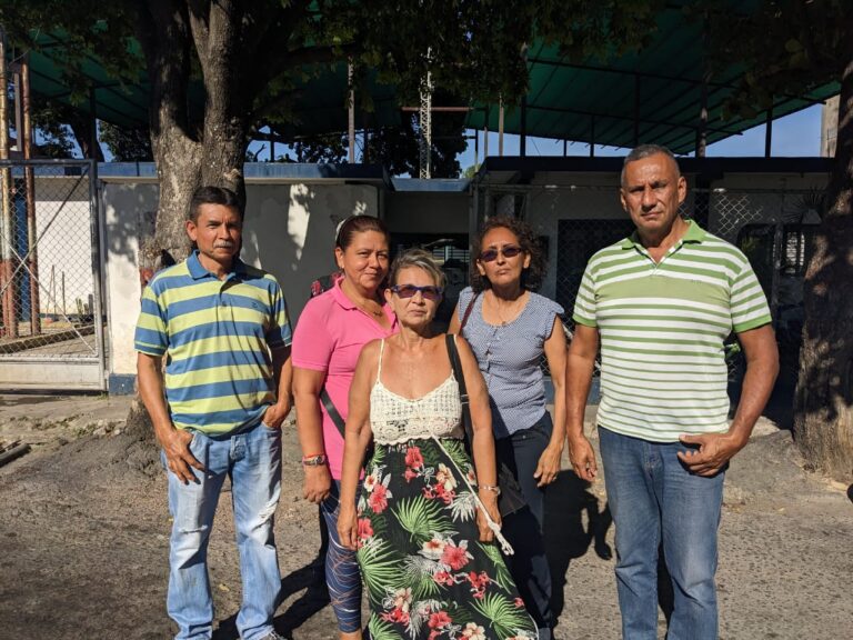 “El agua no llega a las casas”: vecinos de El Palotal acuden a Hidrosuroeste a buscar una solución