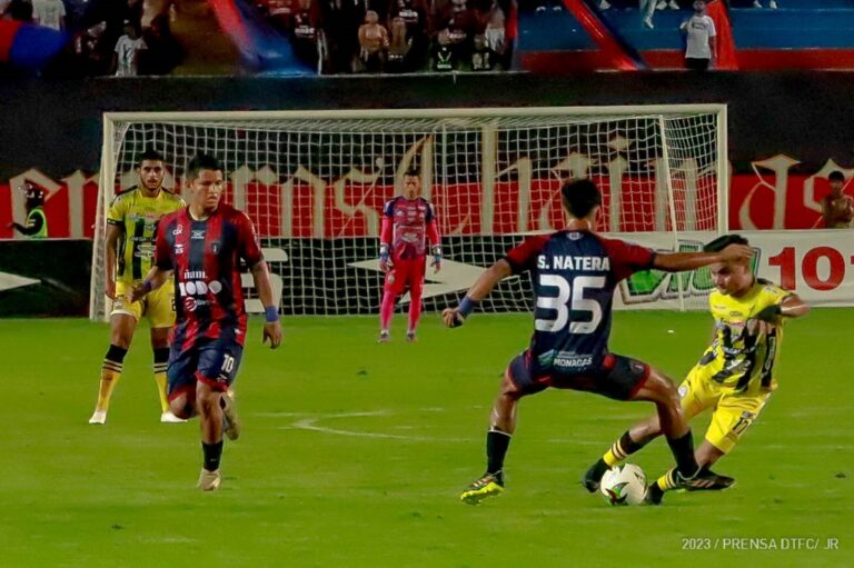 Deportivo Táchira y Academia Puerto Cabello en un cierre de temporada, tipo foto finish