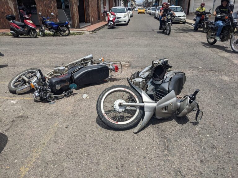 Al menos dos lesionados en colisión de motos en San Antonio del Táchira