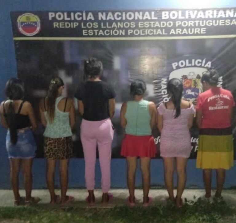 Seis personas fueron detenidas por encerrar a un joven con discapacidad en una jaula