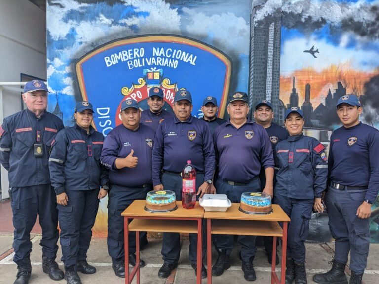 Emotiva despedida tras 31 años de servicio en Bomberos de San Antonio