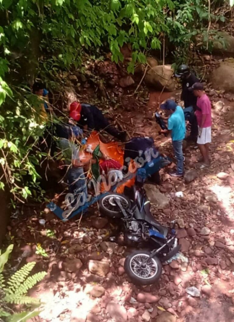 Dos lesionados tras caer con la moto por un puente en La Colorada