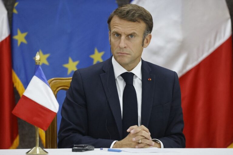 Macron defiende su criticada presencia en misa del papa