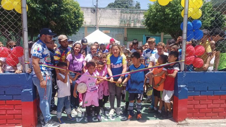 Alcaldía de Bolívar rehabilita cancha para la práctica del deporte