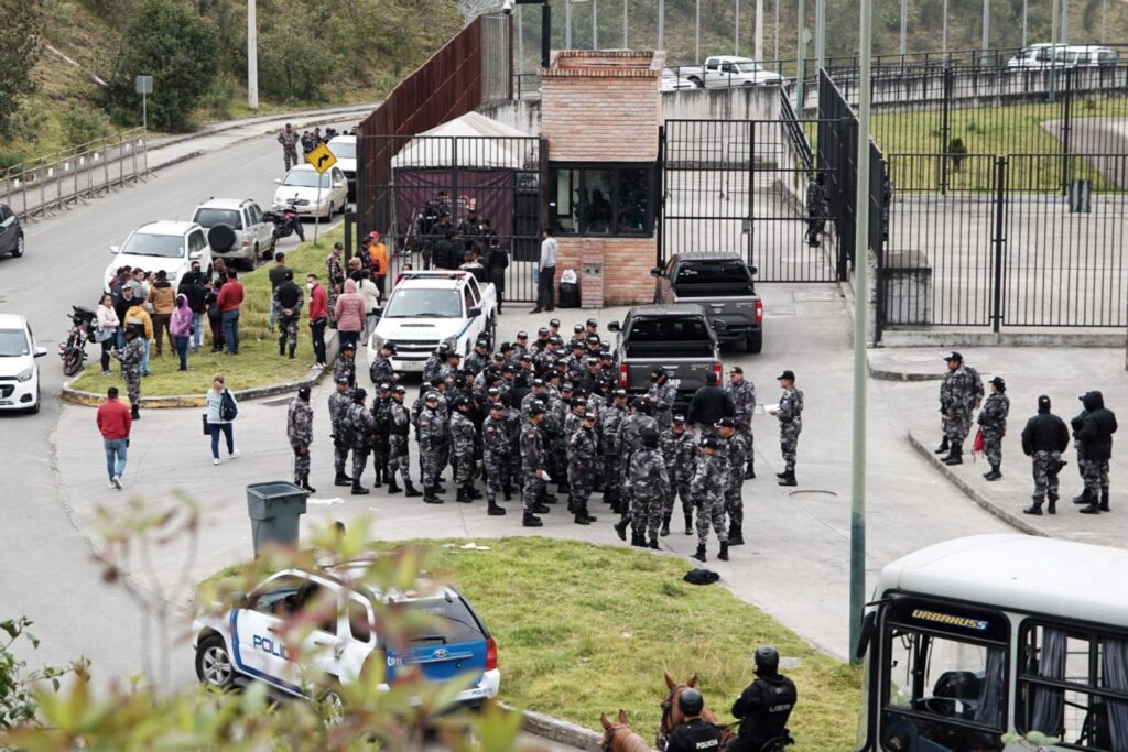 Presos de Ecuador liberan a los 57 guardias y policías retenidos tras ola violenta