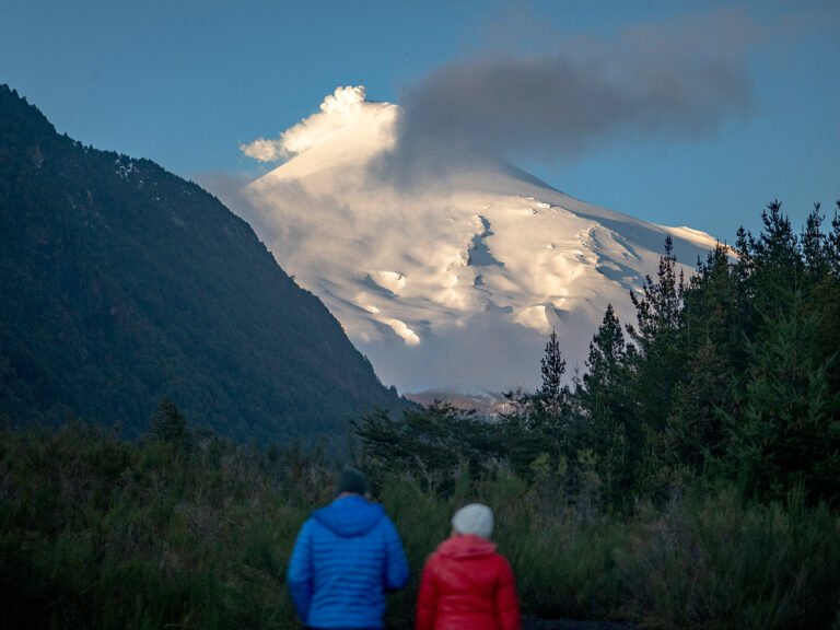 Chile sube a naranja alerta  por actividad de volcán Villarica