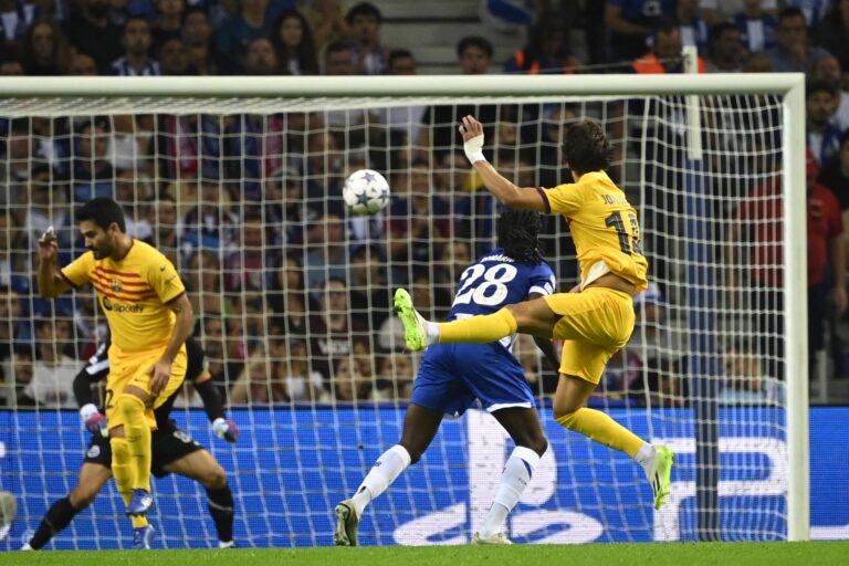 El Barcelona logra ajustada victoria en Oporto para liderar su grupo