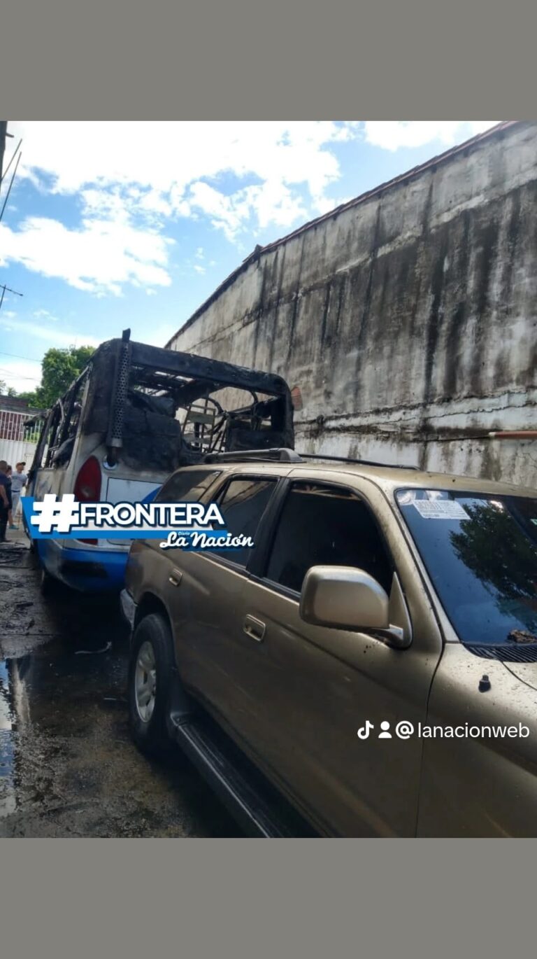 Se incendió buseta en garaje de una vivienda en Ureña