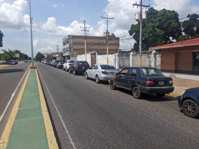Se intensifican colas por gasolina en estaciones de servicio en El Tigre